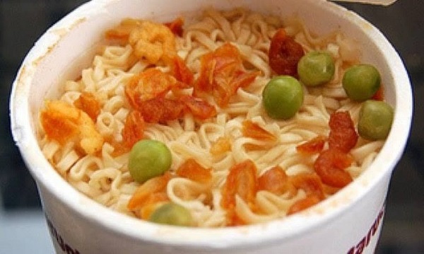 ¿Qué contienen los mini camarones de las sopas instantáneas?