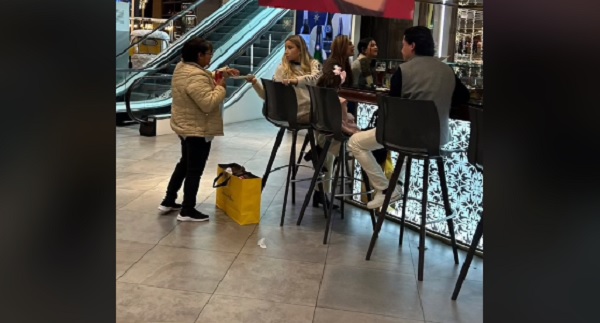 Familia deja a empleada doméstica PARADA y le dan las sobras de su comida | VIDEO