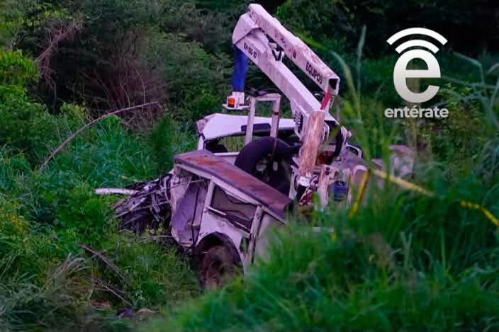 Tren embiste vehículo de la CFE; una persona falleció y otro quedó lesionado