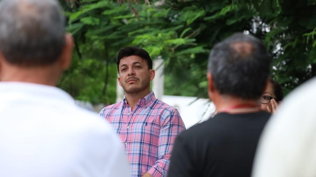 Diálogo y atención directa: Israel Santillán escucha a vecinos de Costa Coral