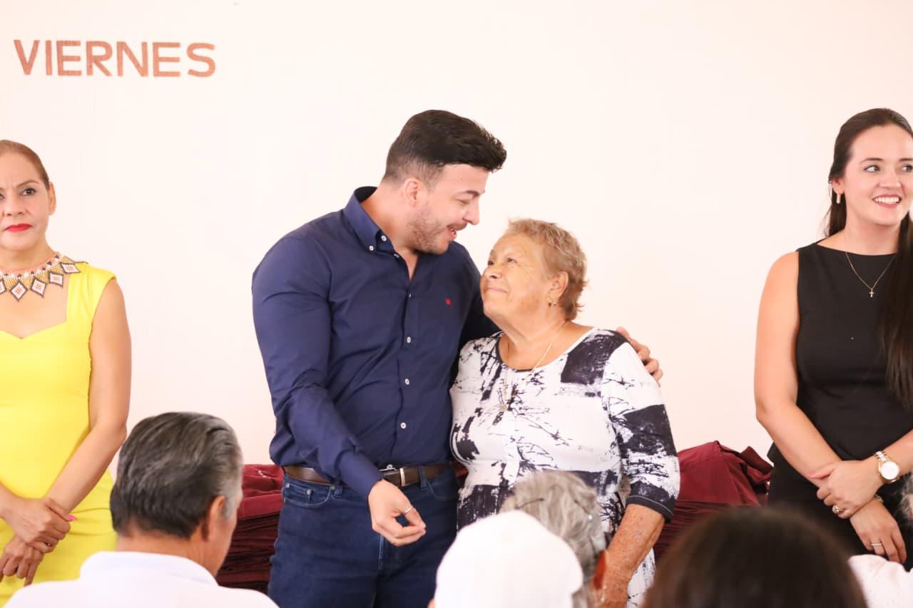 Gobierno de Bahía de Banderas respalda a tianguistas con entrega de uniformes